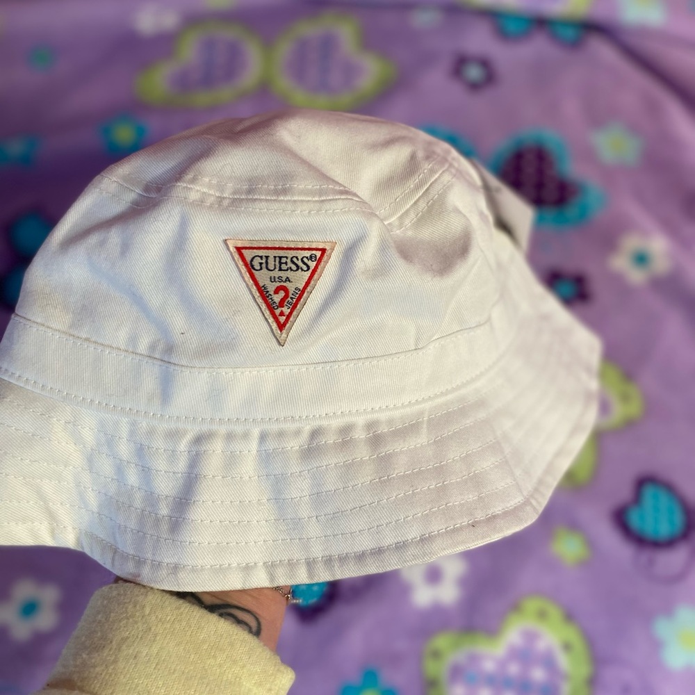 NWT Guess white BUCKET Hat